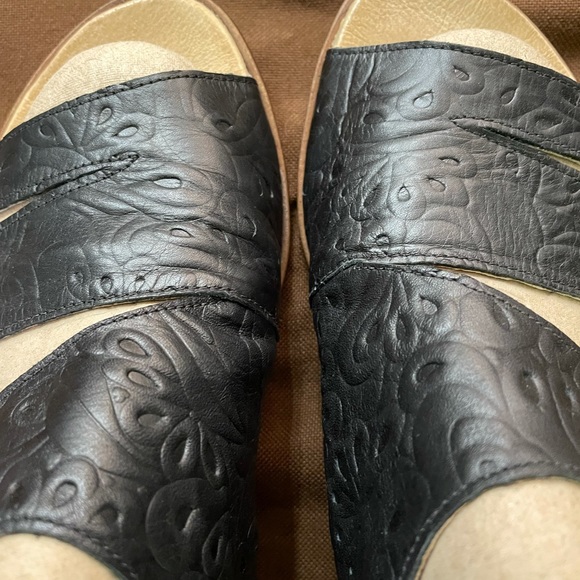 Leather sandals with Velcro closure on the outer sides. Approx 1 inch heel. - Picture 5 of 10